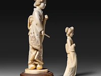 Two japanese ivory okimono of walking ladies, meiji period (1868-1912), total h 19 cm - ivory h 17 cm - total weight 270g / h 12 cm - 62g (+) - afbeelding 4 van  8
