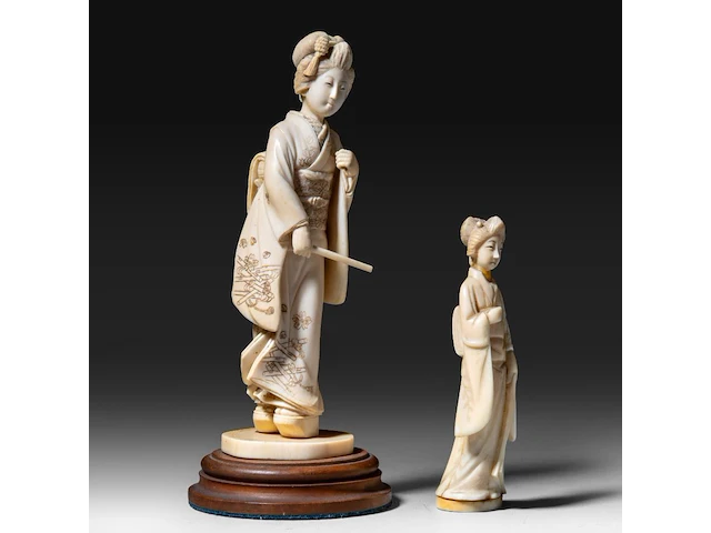 Two japanese ivory okimono of walking ladies, meiji period (1868-1912), total h 19 cm - ivory h 17 cm - total weight 270g / h 12 cm - 62g (+) - afbeelding 5 van  8