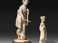 Two japanese ivory okimono of walking ladies, meiji period (1868-1912), total h 19 cm - ivory h 17 cm - total weight 270g / h 12 cm - 62g (+) - afbeelding 5 van  8