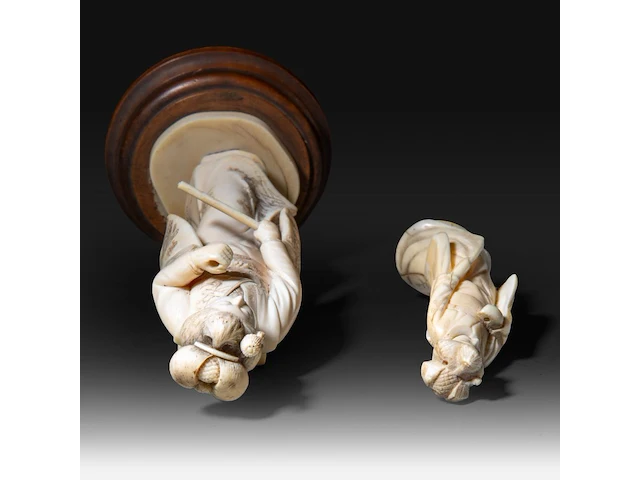 Two japanese ivory okimono of walking ladies, meiji period (1868-1912), total h 19 cm - ivory h 17 cm - total weight 270g / h 12 cm - 62g (+) - afbeelding 6 van  8