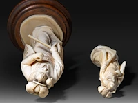 Two japanese ivory okimono of walking ladies, meiji period (1868-1912), total h 19 cm - ivory h 17 cm - total weight 270g / h 12 cm - 62g (+) - afbeelding 6 van  8