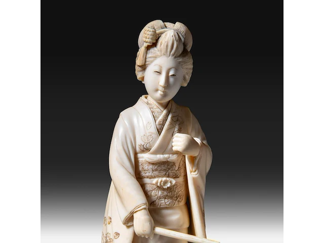 Two japanese ivory okimono of walking ladies, meiji period (1868-1912), total h 19 cm - ivory h 17 cm - total weight 270g / h 12 cm - 62g (+) - afbeelding 7 van  8