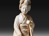 Two japanese ivory okimono of walking ladies, meiji period (1868-1912), total h 19 cm - ivory h 17 cm - total weight 270g / h 12 cm - 62g (+) - afbeelding 7 van  8