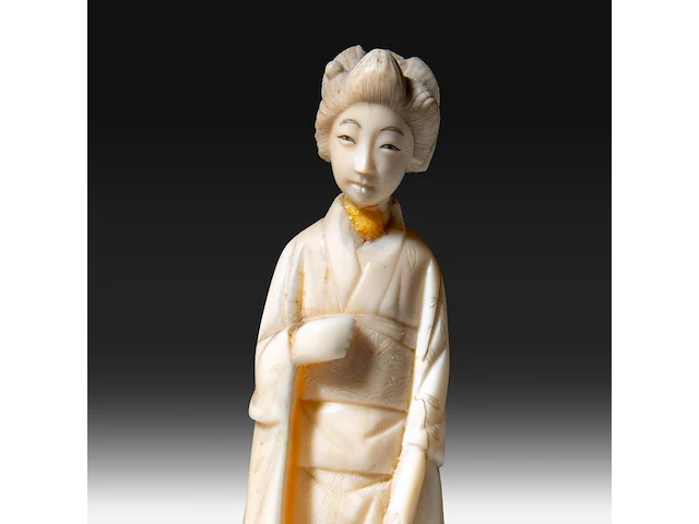 Two japanese ivory okimono of walking ladies, meiji period (1868-1912), total h 19 cm - ivory h 17 cm - total weight 270g / h 12 cm - 62g (+) - afbeelding 8 van  8