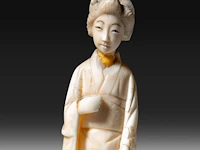 Two japanese ivory okimono of walking ladies, meiji period (1868-1912), total h 19 cm - ivory h 17 cm - total weight 270g / h 12 cm - 62g (+) - afbeelding 8 van  8