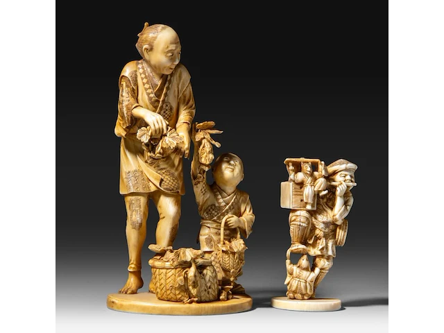 Two japanese ivory okimono, one of a farmer with his son, the other of a street entertainer, meiji period (1868-1912), h 16,5 cm - 328g / h 6,5 cm - 75g (+) - afbeelding 1 van  8