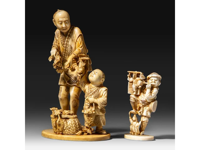 Two japanese ivory okimono, one of a farmer with his son, the other of a street entertainer, meiji period (1868-1912), h 16,5 cm - 328g / h 6,5 cm - 75g (+) - afbeelding 2 van  8