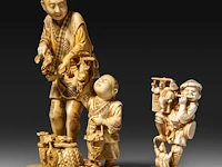 Two japanese ivory okimono, one of a farmer with his son, the other of a street entertainer, meiji period (1868-1912), h 16,5 cm - 328g / h 6,5 cm - 75g (+) - afbeelding 2 van  8