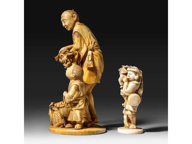 Two japanese ivory okimono, one of a farmer with his son, the other of a street entertainer, meiji period (1868-1912), h 16,5 cm - 328g / h 6,5 cm - 75g (+) - afbeelding 3 van  8