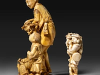 Two japanese ivory okimono, one of a farmer with his son, the other of a street entertainer, meiji period (1868-1912), h 16,5 cm - 328g / h 6,5 cm - 75g (+) - afbeelding 3 van  8
