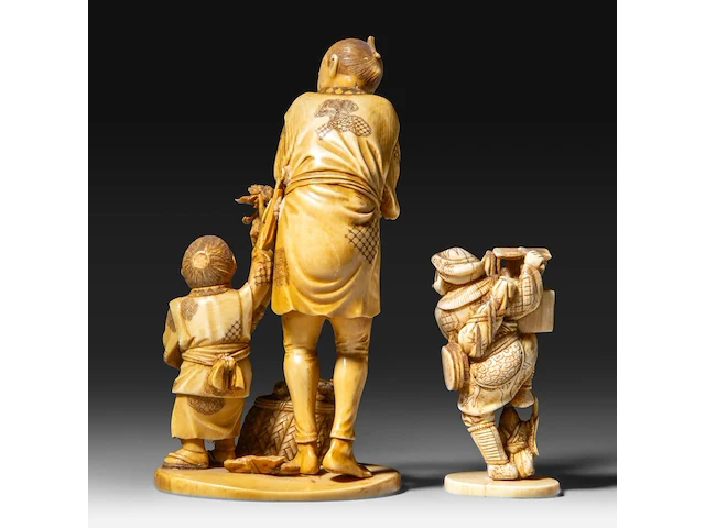 Two japanese ivory okimono, one of a farmer with his son, the other of a street entertainer, meiji period (1868-1912), h 16,5 cm - 328g / h 6,5 cm - 75g (+) - afbeelding 4 van  8