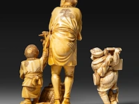 Two japanese ivory okimono, one of a farmer with his son, the other of a street entertainer, meiji period (1868-1912), h 16,5 cm - 328g / h 6,5 cm - 75g (+) - afbeelding 4 van  8