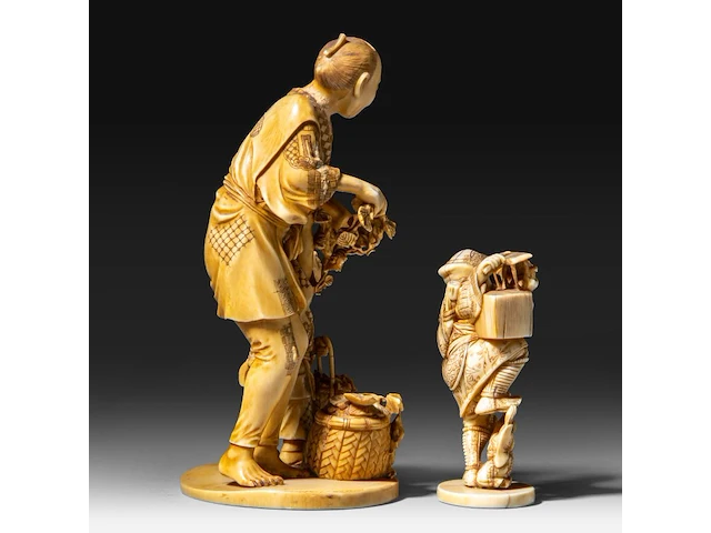 Two japanese ivory okimono, one of a farmer with his son, the other of a street entertainer, meiji period (1868-1912), h 16,5 cm - 328g / h 6,5 cm - 75g (+) - afbeelding 5 van  8
