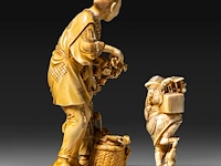 Two japanese ivory okimono, one of a farmer with his son, the other of a street entertainer, meiji period (1868-1912), h 16,5 cm - 328g / h 6,5 cm - 75g (+) - afbeelding 5 van  8