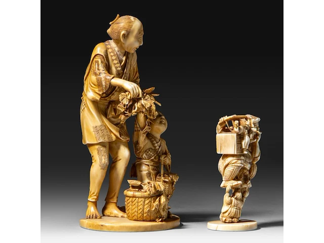Two japanese ivory okimono, one of a farmer with his son, the other of a street entertainer, meiji period (1868-1912), h 16,5 cm - 328g / h 6,5 cm - 75g (+) - afbeelding 6 van  8