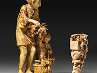 Two japanese ivory okimono, one of a farmer with his son, the other of a street entertainer, meiji period (1868-1912), h 16,5 cm - 328g / h 6,5 cm - 75g (+) - afbeelding 6 van  8