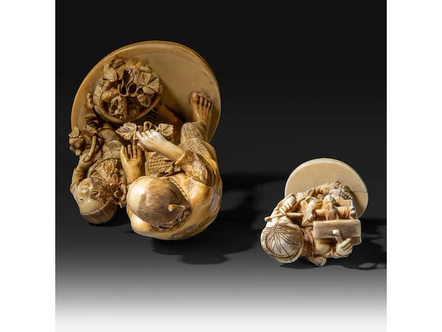 Two japanese ivory okimono, one of a farmer with his son, the other of a street entertainer, meiji period (1868-1912), h 16,5 cm - 328g / h 6,5 cm - 75g (+) - afbeelding 7 van  8
