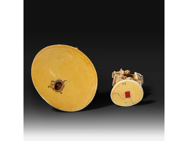 Two japanese ivory okimono, one of a farmer with his son, the other of a street entertainer, meiji period (1868-1912), h 16,5 cm - 328g / h 6,5 cm - 75g (+) - afbeelding 8 van  8