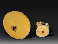 Two japanese ivory okimono, one of a farmer with his son, the other of a street entertainer, meiji period (1868-1912), h 16,5 cm - 328g / h 6,5 cm - 75g (+) - afbeelding 8 van  8