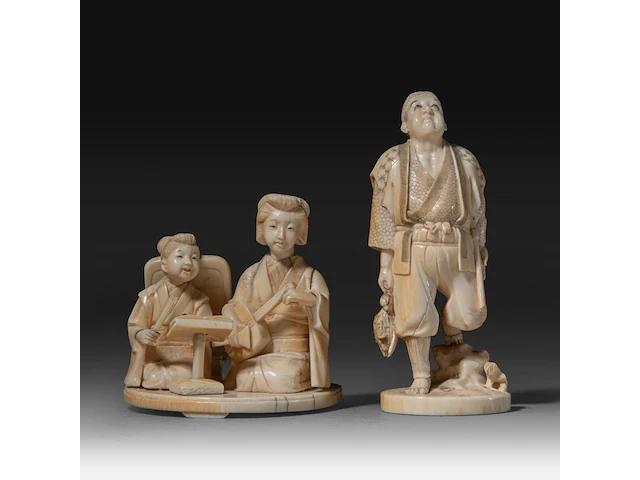 Two japanese ivory okimono, one of a hunter with his rifle and prey, the other of two geishas performing, meiji period (1868-1912), h 12,5 cm - 140g / 8 cm - 185g (+) - afbeelding 1 van  8