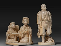 Two japanese ivory okimono, one of a hunter with his rifle and prey, the other of two geishas performing, meiji period (1868-1912), h 12,5 cm - 140g / 8 cm - 185g (+)