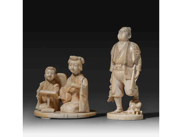 Two japanese ivory okimono, one of a hunter with his rifle and prey, the other of two geishas performing, meiji period (1868-1912), h 12,5 cm - 140g / 8 cm - 185g (+) - afbeelding 2 van  8