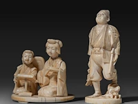 Two japanese ivory okimono, one of a hunter with his rifle and prey, the other of two geishas performing, meiji period (1868-1912), h 12,5 cm - 140g / 8 cm - 185g (+) - afbeelding 2 van  8