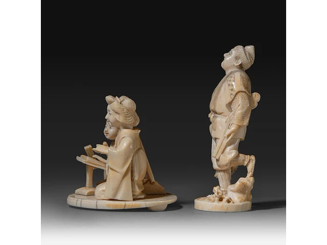 Two japanese ivory okimono, one of a hunter with his rifle and prey, the other of two geishas performing, meiji period (1868-1912), h 12,5 cm - 140g / 8 cm - 185g (+) - afbeelding 3 van  8