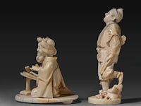 Two japanese ivory okimono, one of a hunter with his rifle and prey, the other of two geishas performing, meiji period (1868-1912), h 12,5 cm - 140g / 8 cm - 185g (+) - afbeelding 3 van  8