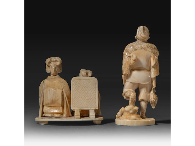 Two japanese ivory okimono, one of a hunter with his rifle and prey, the other of two geishas performing, meiji period (1868-1912), h 12,5 cm - 140g / 8 cm - 185g (+) - afbeelding 4 van  8
