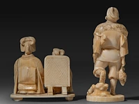 Two japanese ivory okimono, one of a hunter with his rifle and prey, the other of two geishas performing, meiji period (1868-1912), h 12,5 cm - 140g / 8 cm - 185g (+) - afbeelding 4 van  8