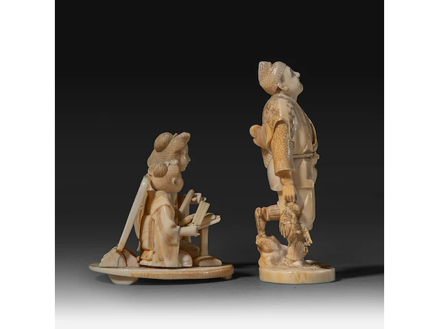 Two japanese ivory okimono, one of a hunter with his rifle and prey, the other of two geishas performing, meiji period (1868-1912), h 12,5 cm - 140g / 8 cm - 185g (+) - afbeelding 5 van  8