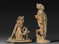 Two japanese ivory okimono, one of a hunter with his rifle and prey, the other of two geishas performing, meiji period (1868-1912), h 12,5 cm - 140g / 8 cm - 185g (+) - afbeelding 5 van  8