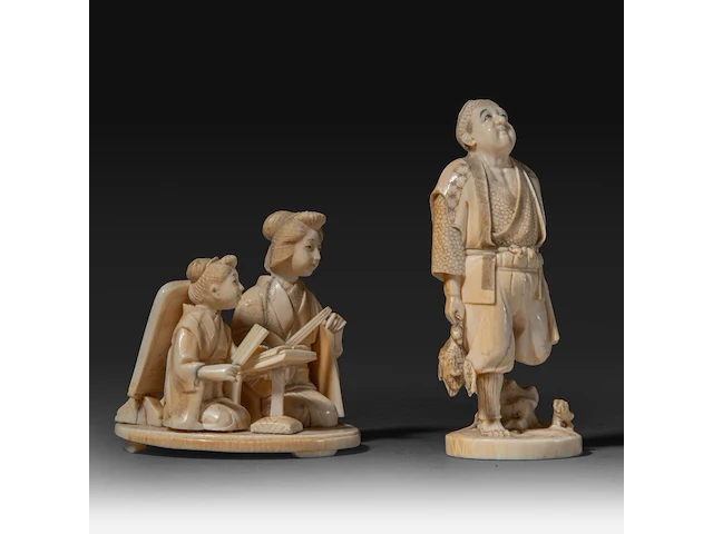 Two japanese ivory okimono, one of a hunter with his rifle and prey, the other of two geishas performing, meiji period (1868-1912), h 12,5 cm - 140g / 8 cm - 185g (+) - afbeelding 6 van  8