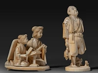 Two japanese ivory okimono, one of a hunter with his rifle and prey, the other of two geishas performing, meiji period (1868-1912), h 12,5 cm - 140g / 8 cm - 185g (+) - afbeelding 6 van  8
