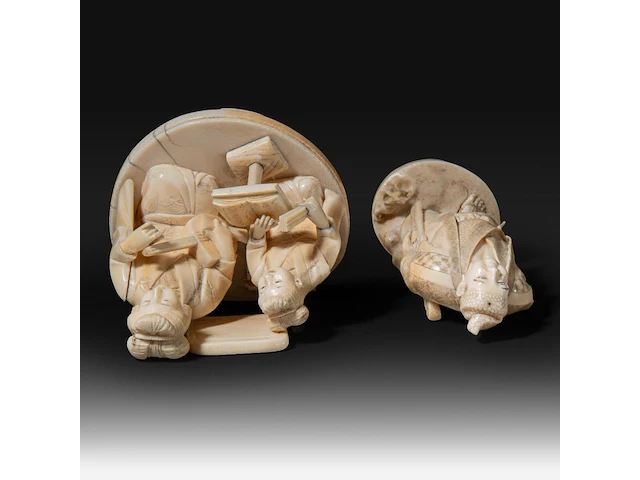 Two japanese ivory okimono, one of a hunter with his rifle and prey, the other of two geishas performing, meiji period (1868-1912), h 12,5 cm - 140g / 8 cm - 185g (+) - afbeelding 7 van  8
