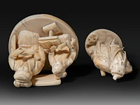 Two japanese ivory okimono, one of a hunter with his rifle and prey, the other of two geishas performing, meiji period (1868-1912), h 12,5 cm - 140g / 8 cm - 185g (+) - afbeelding 7 van  8