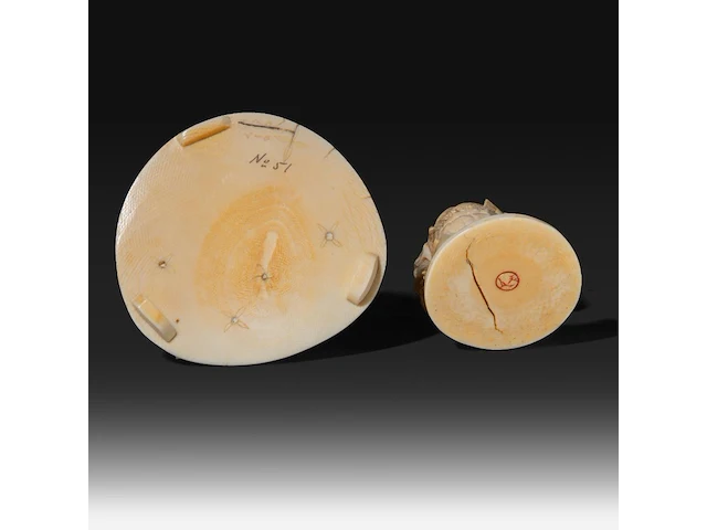Two japanese ivory okimono, one of a hunter with his rifle and prey, the other of two geishas performing, meiji period (1868-1912), h 12,5 cm - 140g / 8 cm - 185g (+) - afbeelding 8 van  8