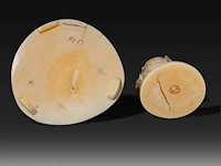 Two japanese ivory okimono, one of a hunter with his rifle and prey, the other of two geishas performing, meiji period (1868-1912), h 12,5 cm - 140g / 8 cm - 185g (+) - afbeelding 8 van  8