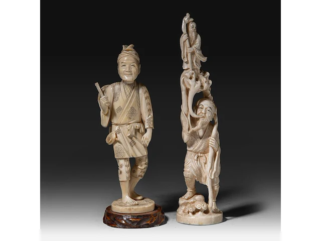 Two japanese ivory okimono, one of a man calling on one of the gods of good fortune, the other a man carrying a basket, meiji period (1868-1912), h 25,5 cm - 358g / ivory h 20,5 cm - 340g (+) - afbeelding 1 van  8