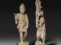 Two japanese ivory okimono, one of a man calling on one of the gods of good fortune, the other a man carrying a basket, meiji period (1868-1912), h 25,5 cm - 358g / ivory h 20,5 cm - 340g (+)