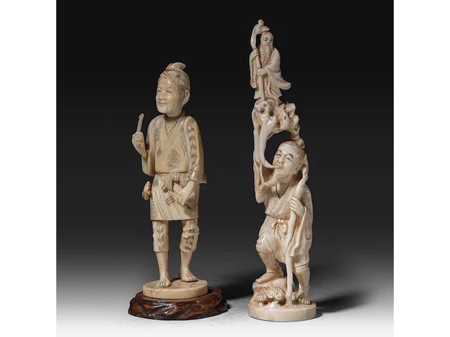 Two japanese ivory okimono, one of a man calling on one of the gods of good fortune, the other a man carrying a basket, meiji period (1868-1912), h 25,5 cm - 358g / ivory h 20,5 cm - 340g (+) - afbeelding 2 van  8