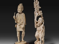 Two japanese ivory okimono, one of a man calling on one of the gods of good fortune, the other a man carrying a basket, meiji period (1868-1912), h 25,5 cm - 358g / ivory h 20,5 cm - 340g (+) - afbeelding 2 van  8
