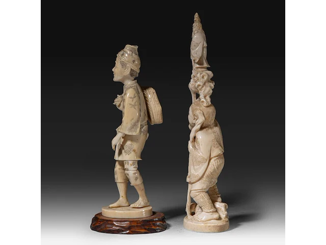 Two japanese ivory okimono, one of a man calling on one of the gods of good fortune, the other a man carrying a basket, meiji period (1868-1912), h 25,5 cm - 358g / ivory h 20,5 cm - 340g (+) - afbeelding 3 van  8