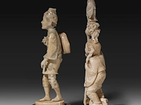 Two japanese ivory okimono, one of a man calling on one of the gods of good fortune, the other a man carrying a basket, meiji period (1868-1912), h 25,5 cm - 358g / ivory h 20,5 cm - 340g (+) - afbeelding 3 van  8