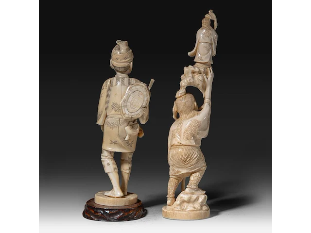 Two japanese ivory okimono, one of a man calling on one of the gods of good fortune, the other a man carrying a basket, meiji period (1868-1912), h 25,5 cm - 358g / ivory h 20,5 cm - 340g (+) - afbeelding 4 van  8