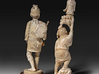 Two japanese ivory okimono, one of a man calling on one of the gods of good fortune, the other a man carrying a basket, meiji period (1868-1912), h 25,5 cm - 358g / ivory h 20,5 cm - 340g (+) - afbeelding 4 van  8