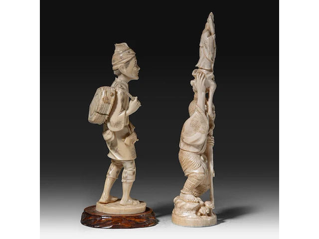 Two japanese ivory okimono, one of a man calling on one of the gods of good fortune, the other a man carrying a basket, meiji period (1868-1912), h 25,5 cm - 358g / ivory h 20,5 cm - 340g (+) - afbeelding 5 van  8