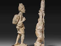 Two japanese ivory okimono, one of a man calling on one of the gods of good fortune, the other a man carrying a basket, meiji period (1868-1912), h 25,5 cm - 358g / ivory h 20,5 cm - 340g (+) - afbeelding 5 van  8