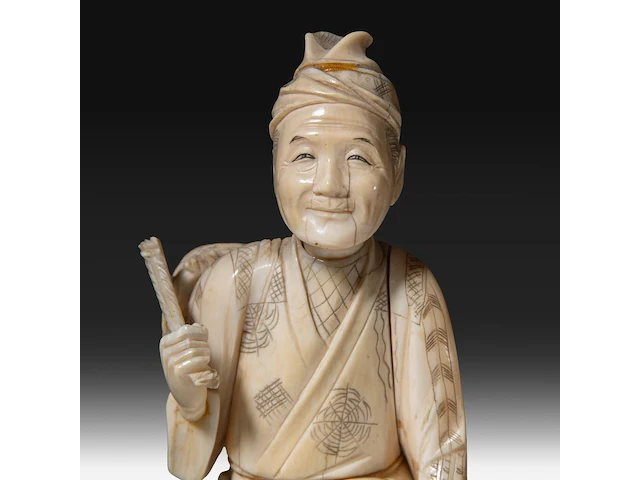 Two japanese ivory okimono, one of a man calling on one of the gods of good fortune, the other a man carrying a basket, meiji period (1868-1912), h 25,5 cm - 358g / ivory h 20,5 cm - 340g (+) - afbeelding 6 van  8